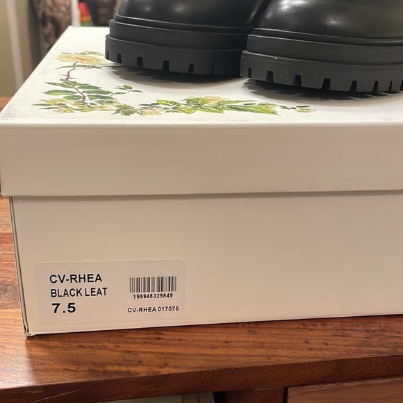 NIB Chelsea & Violet Rhea Studded Leather Lace-Up Buckle Combat Booties Size 7.5 - Picture 3 of 3